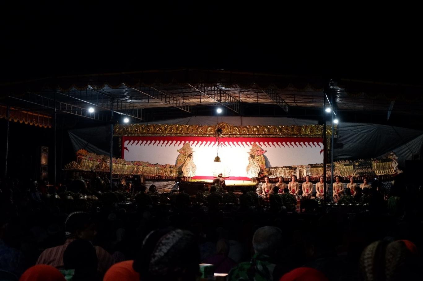 Waktu pelaksanaan tradisi Larung Laut yang dilaksanakan pada satu muharram atau satu suro sebagai puji syukur kepada hasil tangkapan ikan dan panen yang berlimpah