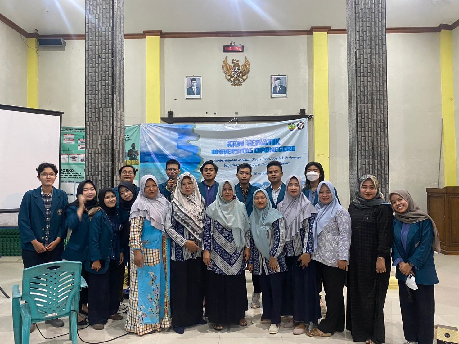 Demonstrasi pengolahan ikan belanak bersama Ibu-Ibu Pkk Desa Teluk Awur