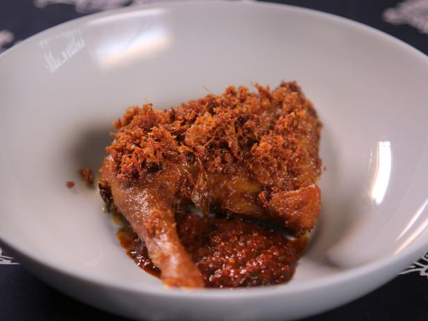 Ayam Goreng Kalasan khas Sleman Jogjakarta atau Yogyakarta dengan bumbu khusus gula merah dan diungkep dengan air kelapa