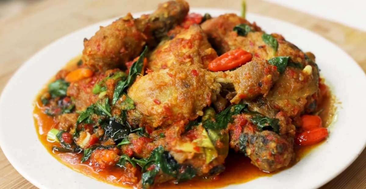 Ayam Woku, olahan ayam pedas berempah asal Manado yang dimasak menggunakan belanga atau daun woka