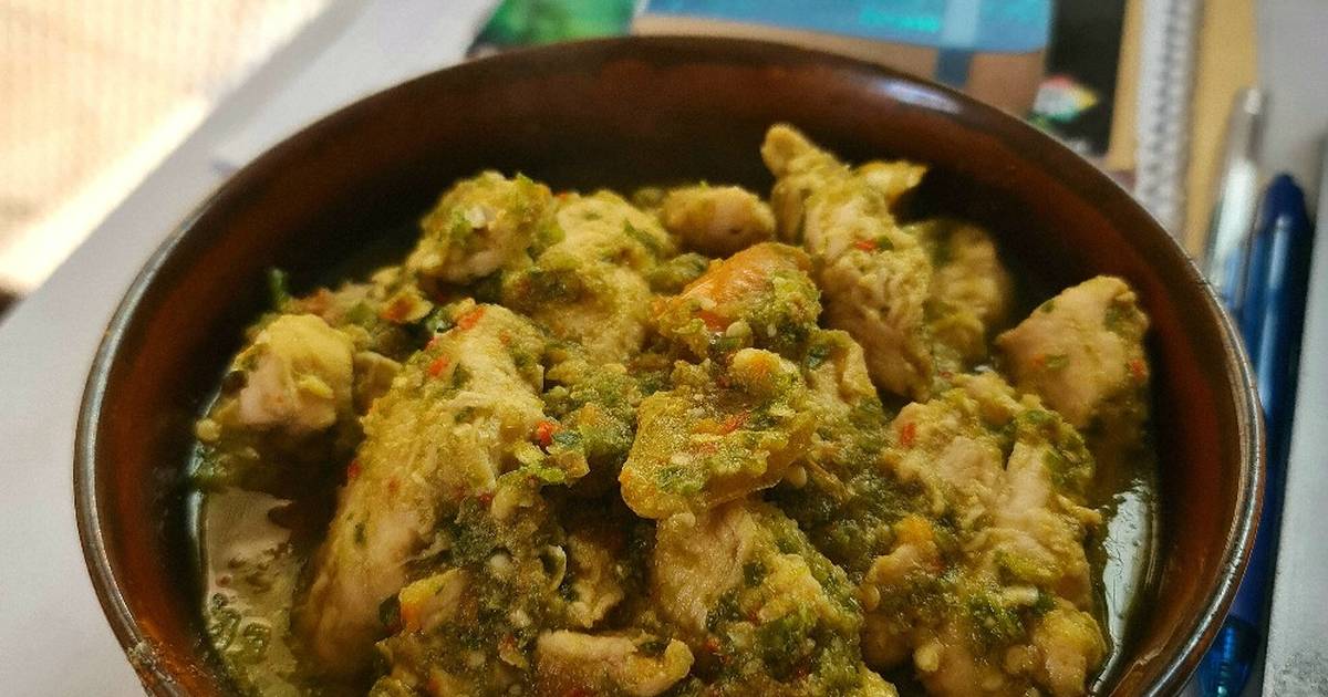 Ayam Goreng Lado Ijo khas Minang atau Sumatra Barat yang dibumbui dengan cabai hijau atau cabai muda