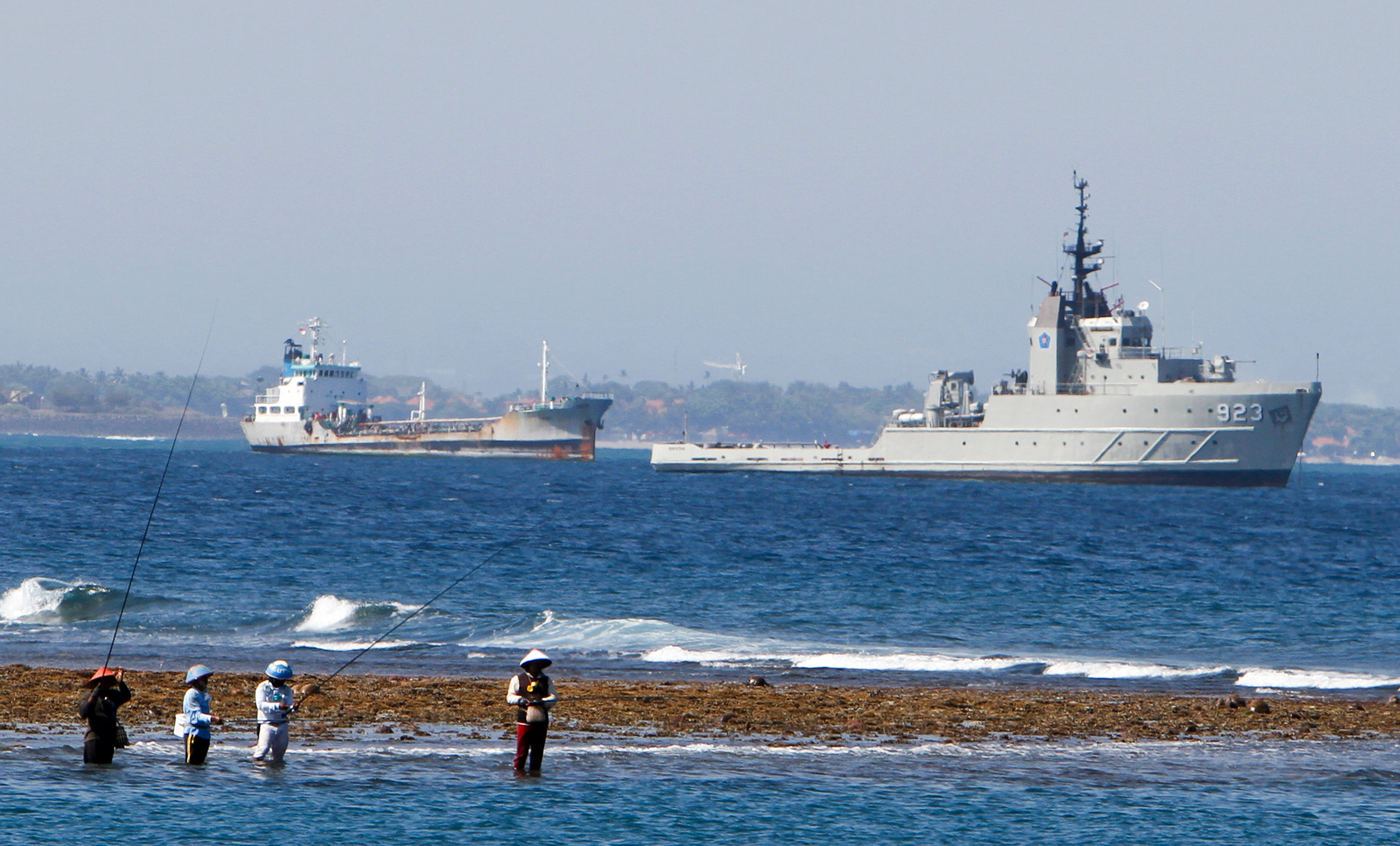 Kebijakan Joko Widodo terhadap Perikanan dan Kelautan Indonesia salah satunya adalah Indonesia Poros Maritim Dunia atau Maritime Axis