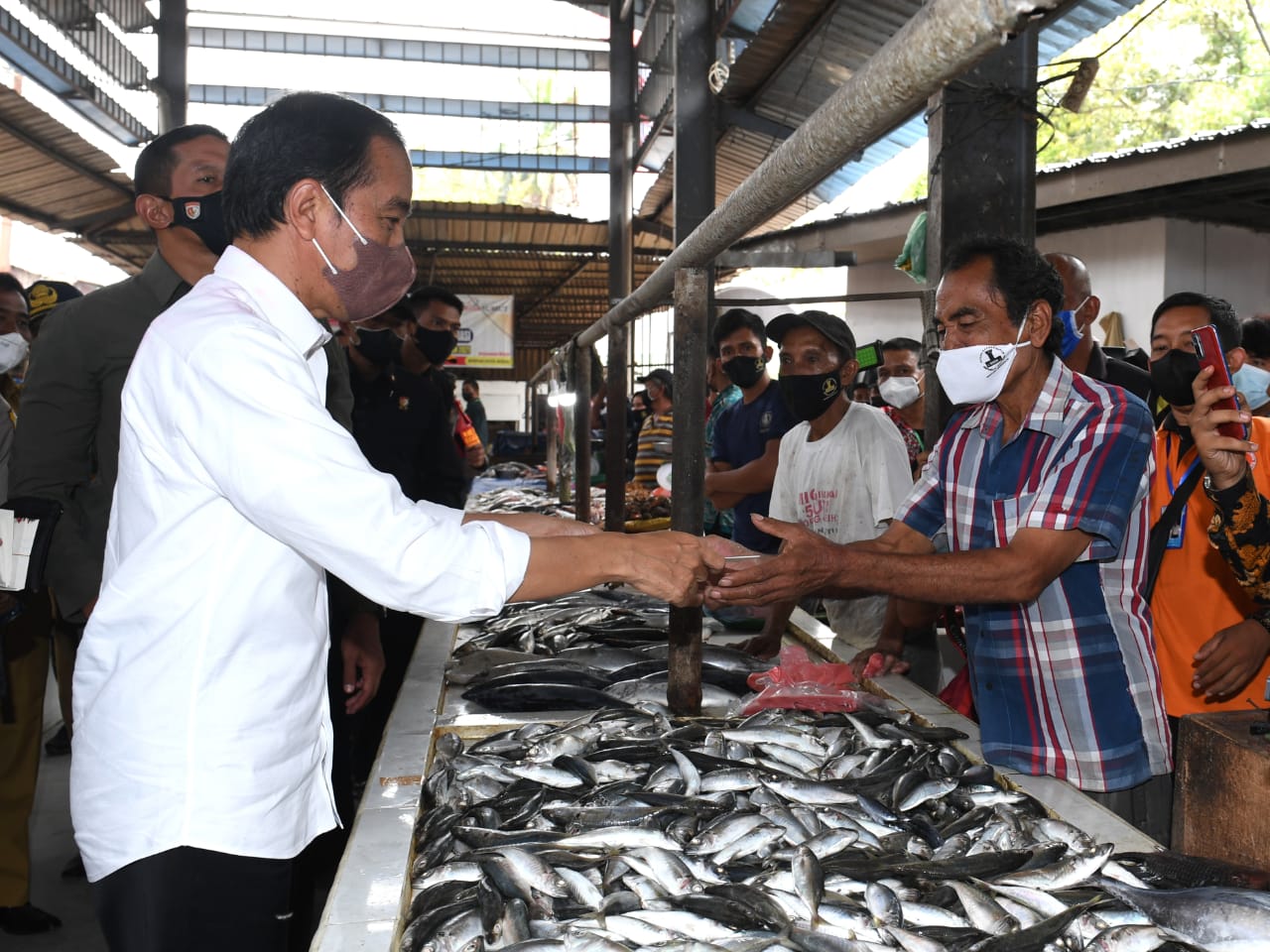 Kebijakan Joko Widodo terhadap Perikanan dan Kelautan Indonesia salah satunya adalah Kebijakan Kelautan Indonesia (KKI)