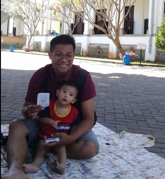 Dayat bersama Anaknya Adelio I Sumber Foto : Hidayatullah