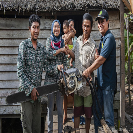 Penebang Liar Menyerahkan Mesin Gergaji Miliknya dan bergabung dan Bergabung Chainsaw Buyback ASRI