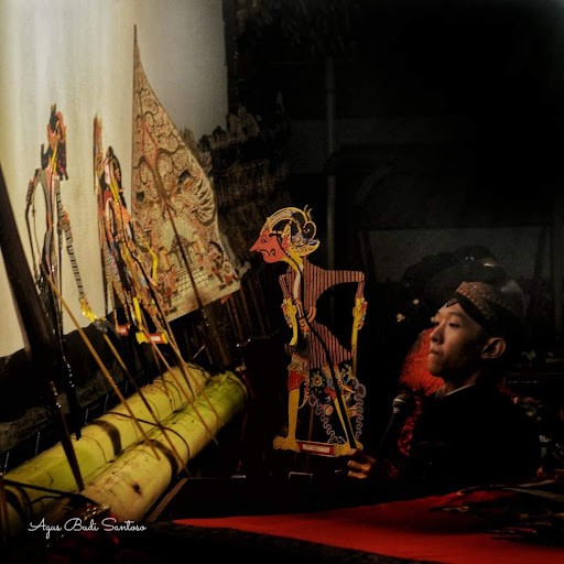 Jose (21) saat menjadi dalang dan memainkan wayangnya dengan lihai di salah satu pementasan. Foto: Foe Jose Amadeus