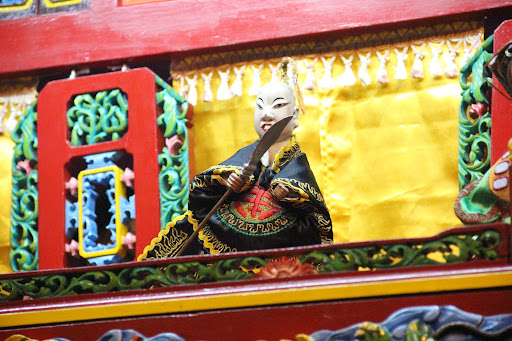 Salah satu karakter dalam pementasan wayang potehi. Foto: Crysania S