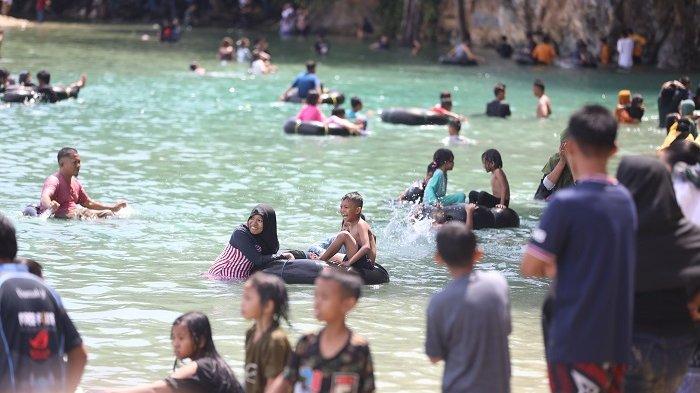 Sungai Tamborasi jadi tempat wisata lokal karena suguhkan sensasi dua jenis air yang berbeda. Sumber Foto: TRIBUN-TIMUR.COM/SANOVRA JR
