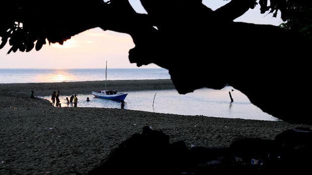 Berbatasan dengan Laut Flores, dari Sungai Tamborasi kita bisa menikmati pesona matahari terbenam. Sumber Foto: CNBC Indonesia/Muhammad Sabki