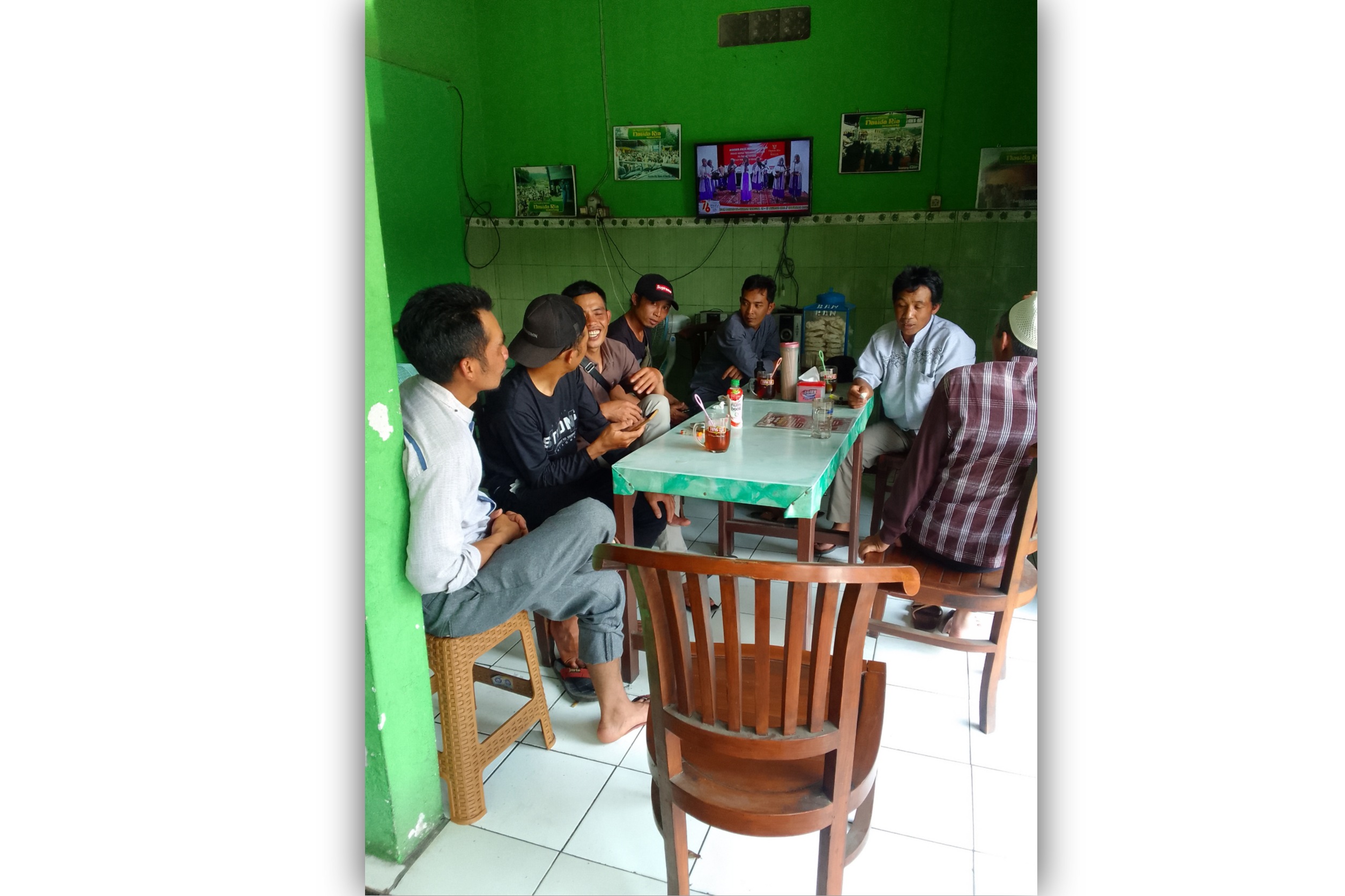 Pembeli Soto Ayam Nasida Ria sedang menunggu makanan tiba. Dokumentasi Pribadi.