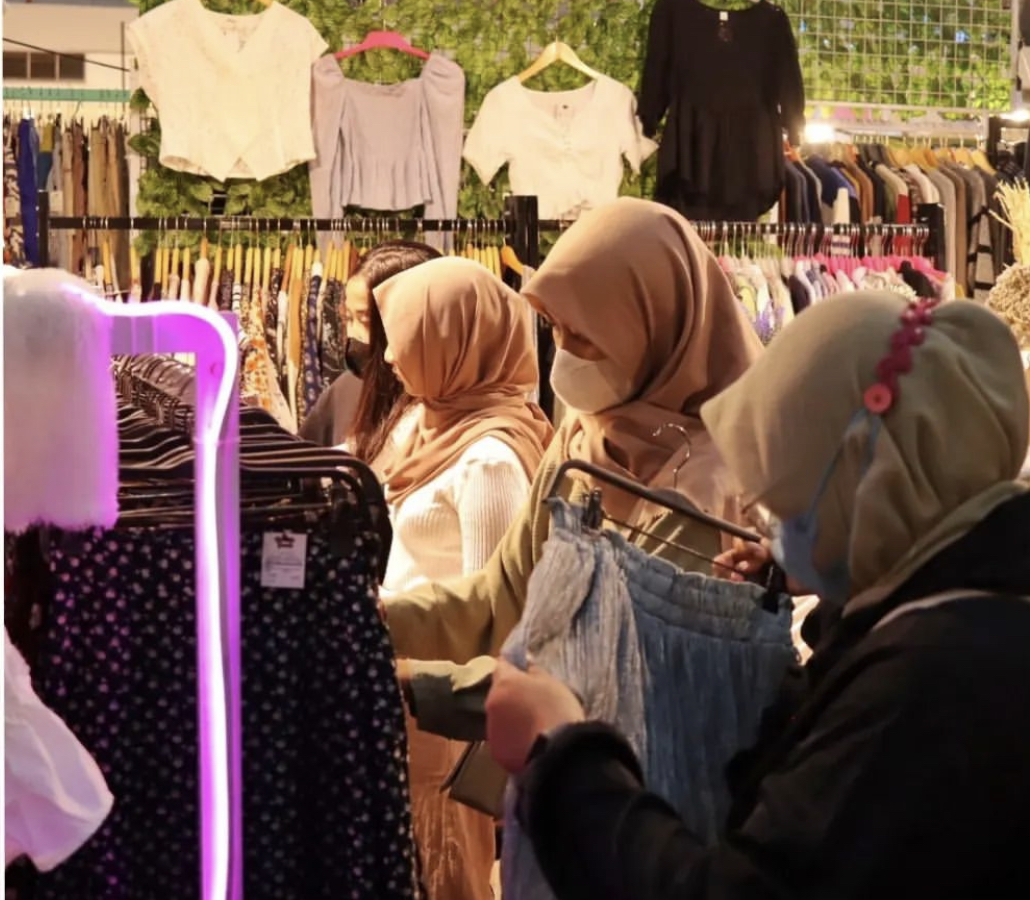 festival thrift ramai dikunjungi penggemar fashion yang ingin berbelanja pakaian murah