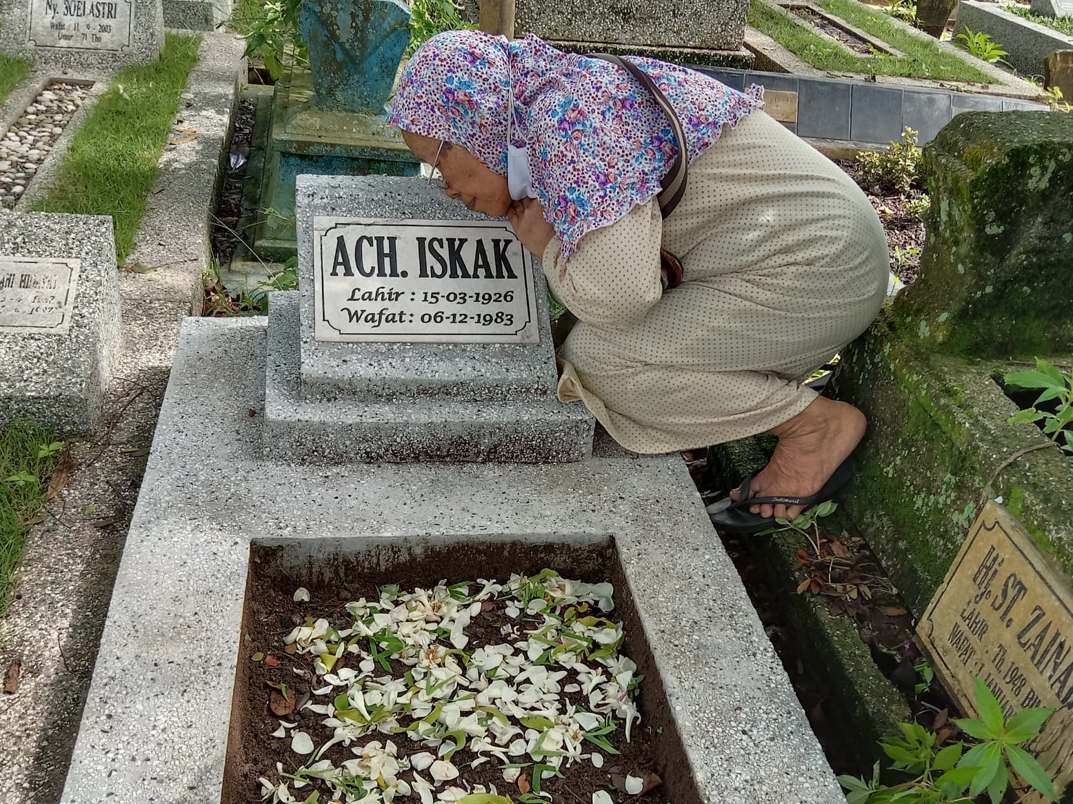 Setiap bulan setelah mengambil uang pensiun, tak lupa selalu mampir ke makam almarhum suaminya.
