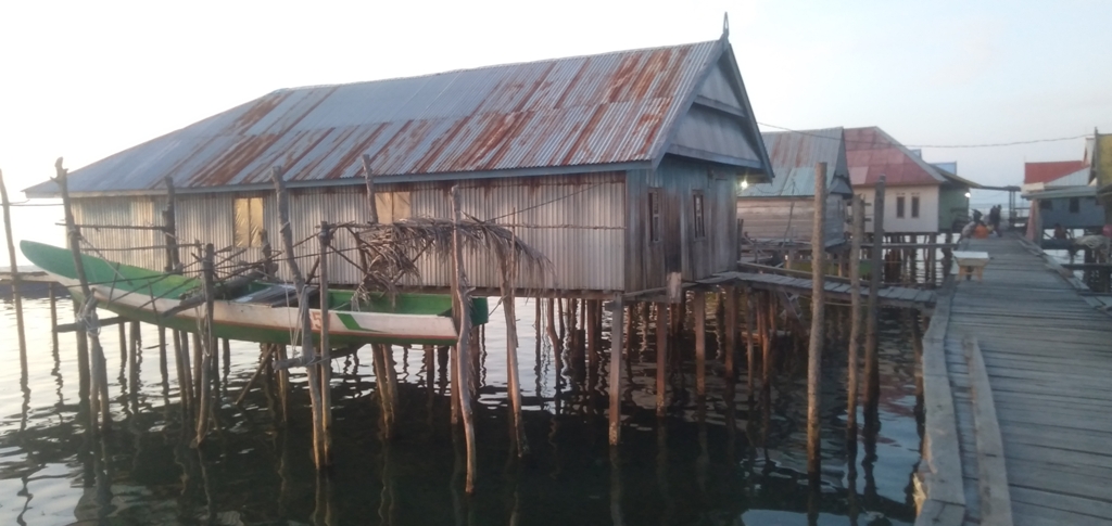 Rumah panggung di kampung terapung dibangun di atas laut