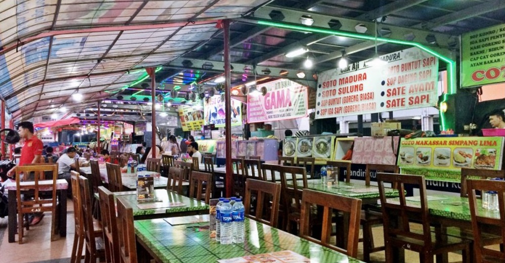 Pujasera Kaki Lima di Simpang Lima Semarang | foto : mongotrip.com