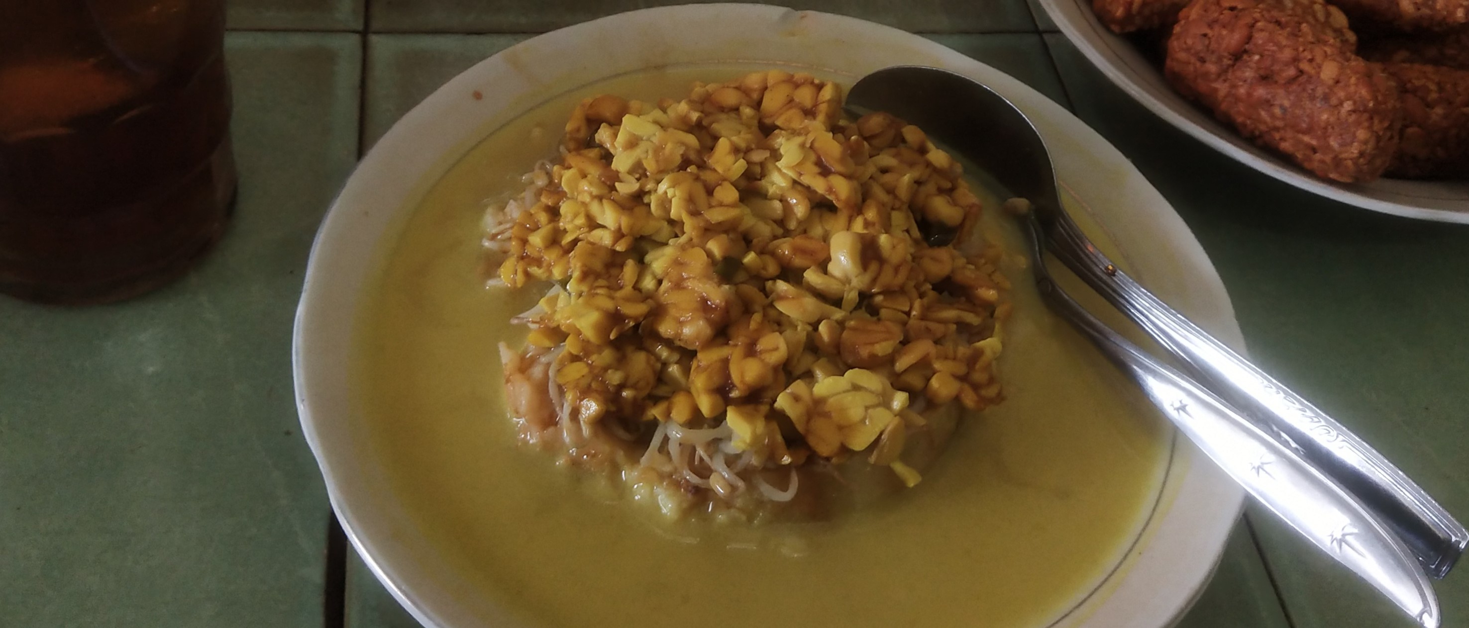 Orem-orem berisikan potongan ketupat, kecambah, dan tempe yang disiram kuah santan kuning yang nikmat.