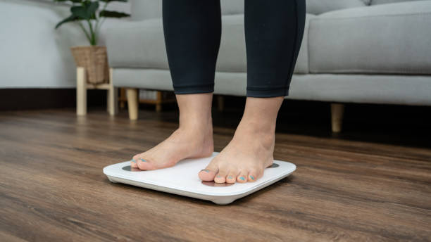 Seseorang sedang mengontrol berat badan | Foto: Charliepix/istockphoto.com