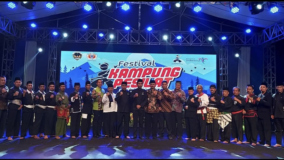 Seluruh pimpinan perguruan pencak silat bergandengan tangan mengikat tali persaudaraan
