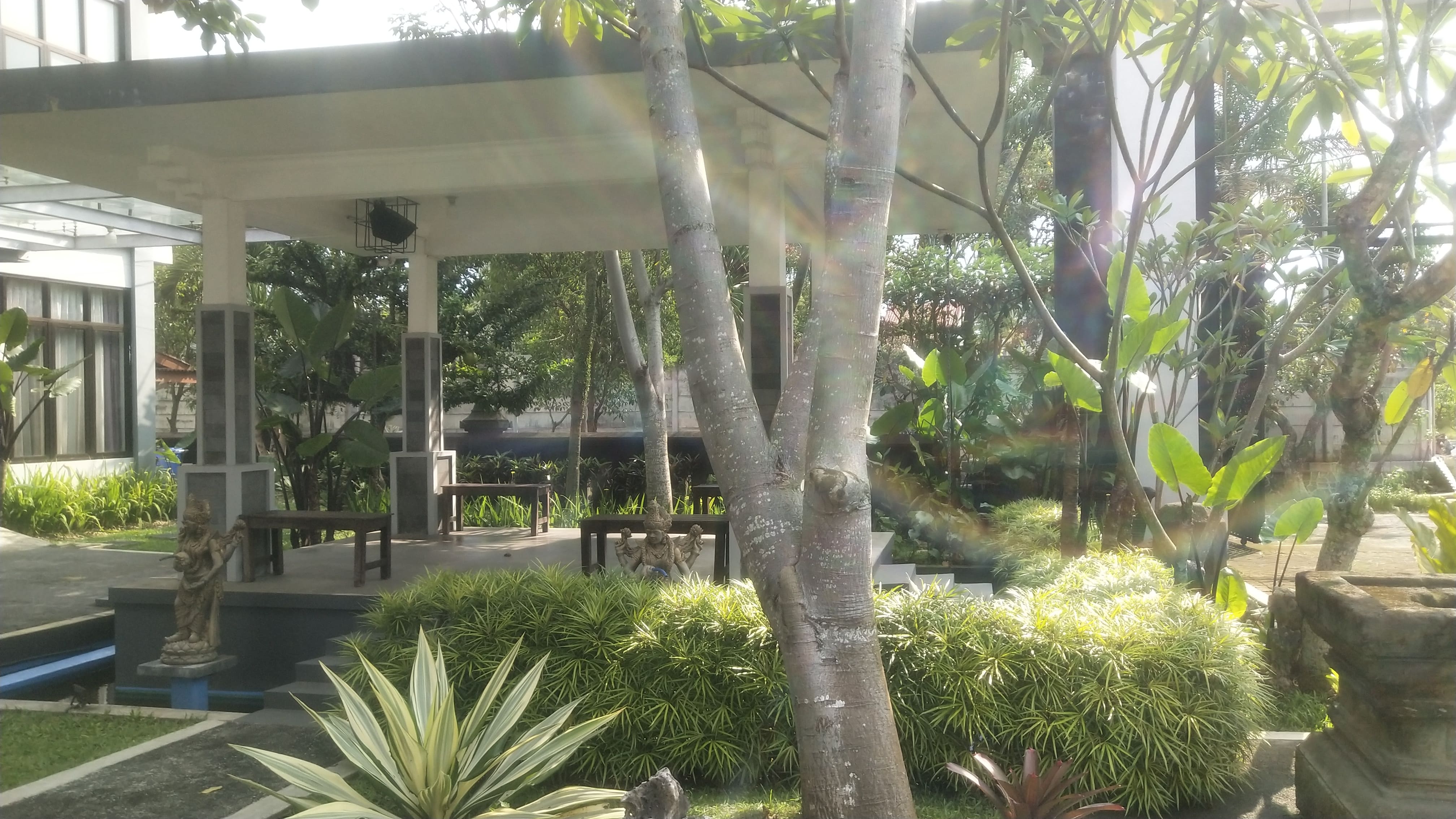 Di sebelah gerbang masuk, tersedia gazebo yang dapat dugunakan pengunjung untuk bersantai.