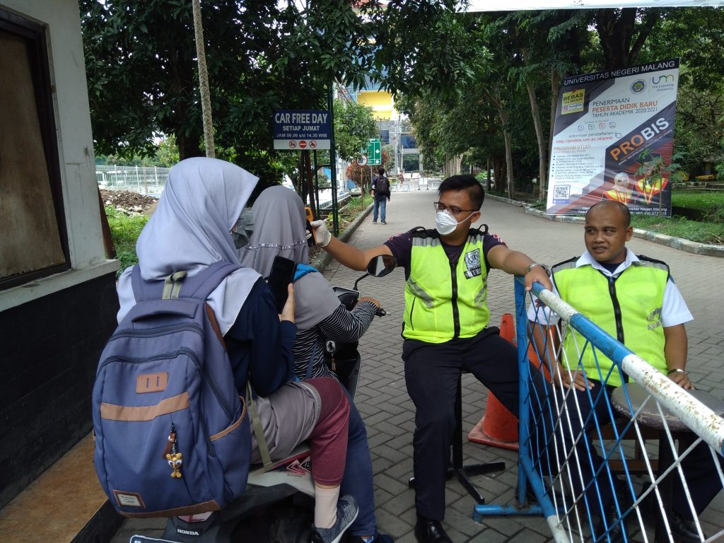 Setiap orang yang masuk ke Universitas Negeri Malang harus melakukan pengecekan suhu.