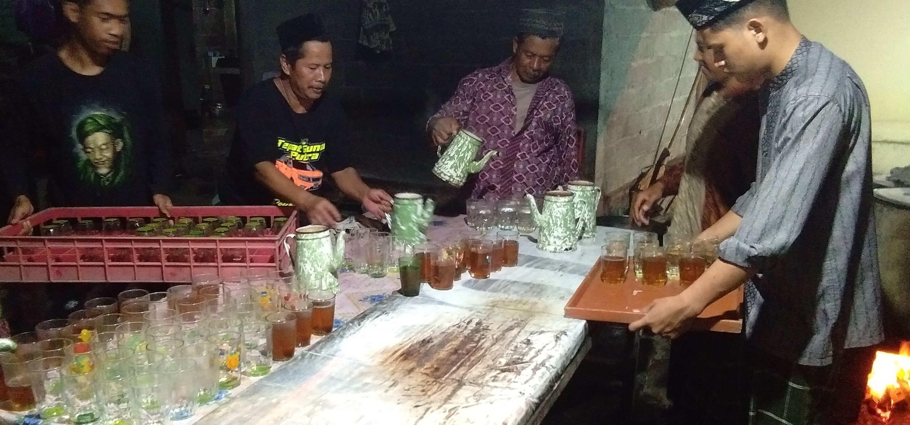 Persiapan pramuladi di dapur untuk mengantarkan jamuan kepada para tamu | Foto: Dokumentasi Pribadi