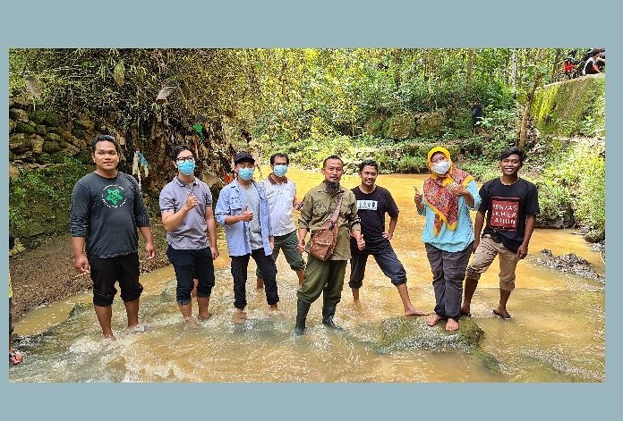 Kegiatan penyebaran benih ikan di sungai Ndung Mundu | Foto: Dokumentasi Penulis
