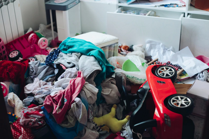 Tumpukan barang tidak terpakai | Foto: user15285612 / freepik.com