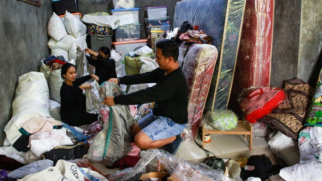 Proses menyortir barang yang sudah didonasikan | Foto: jagatera.id