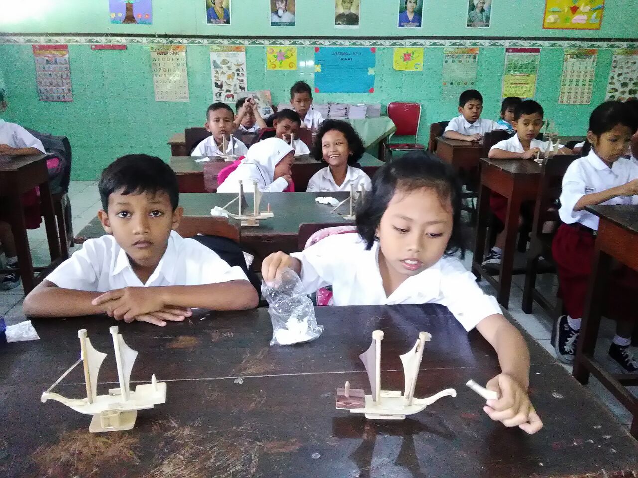 Siswa kelas I SDN Sayangan 244 mengikuti kegiatan belajar mengajar | Dokumentasi Pribadi