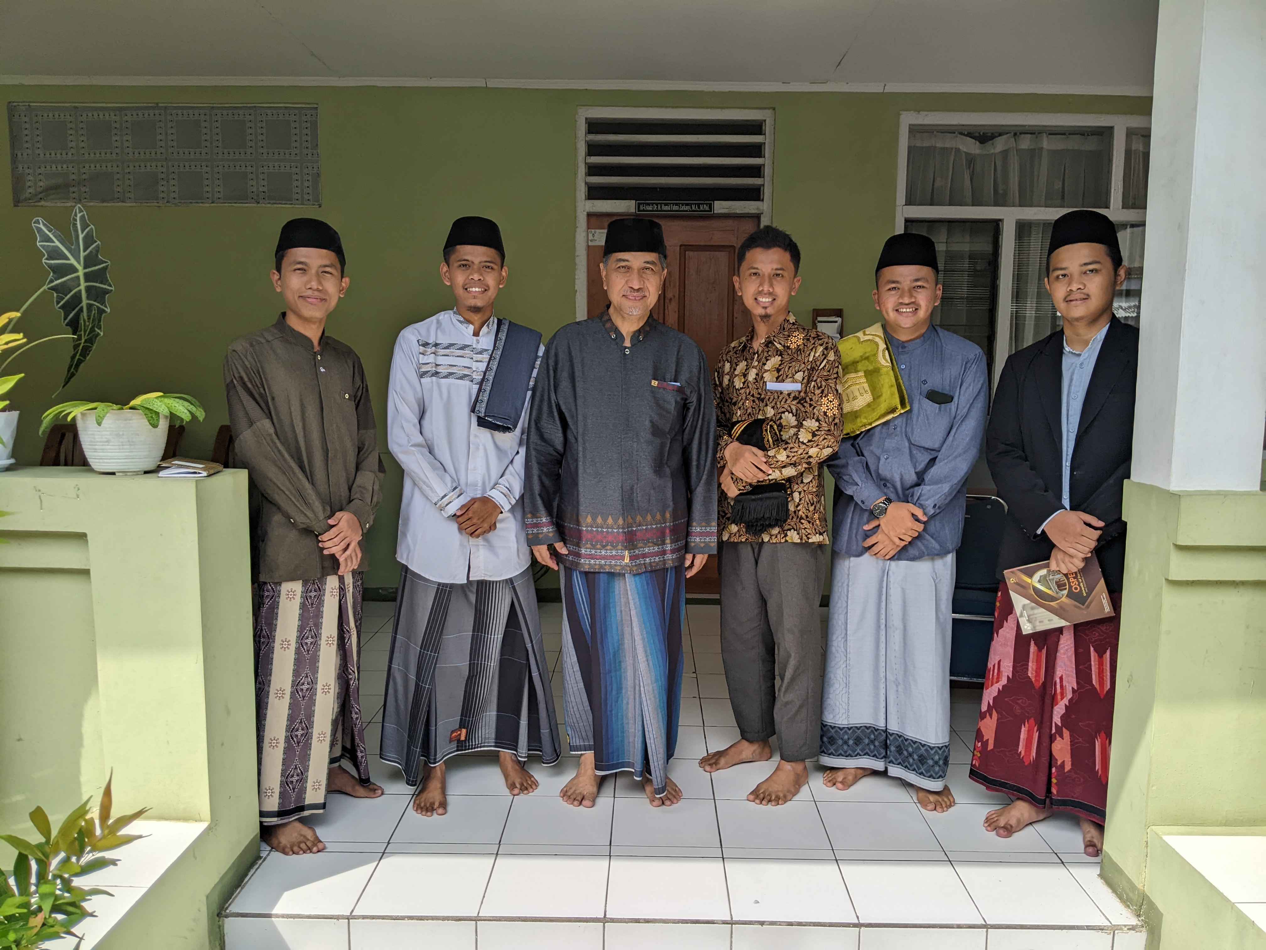 Foto bersama Prof. Hamid | sumber pribadi
