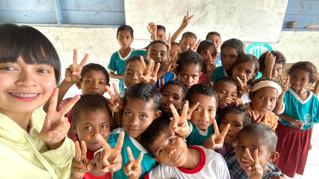 Berpose dengan anak-anak yang begitu ceria | Sumber: Dokumentasi pribadi