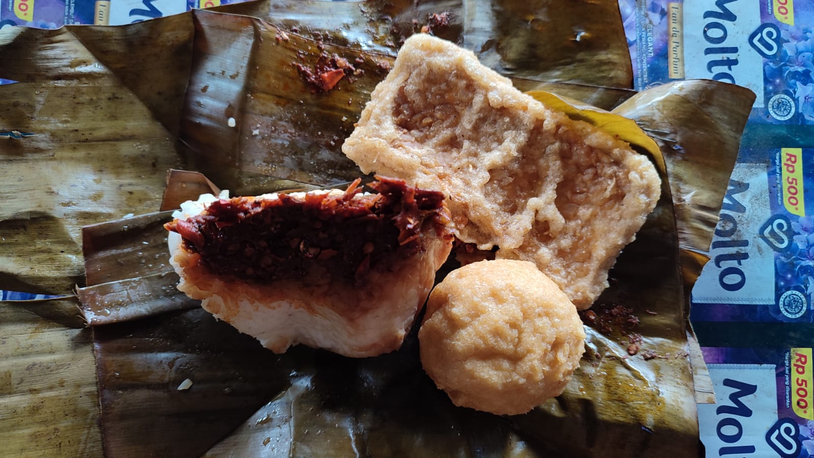 Nasi gegok yang siap disantap dengan tempe goreng dan tahu bulat. (Dokumentasi Pribadi)
