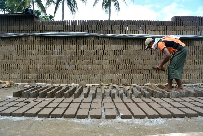 Ilustrasi Pengrajin Batu Bata | Foto: Republika Online