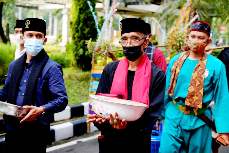Tradisi Nyorog khas masyarakat Betawi yang memberikan sembako dan bahan pangan kepada orang tua dan dituakan