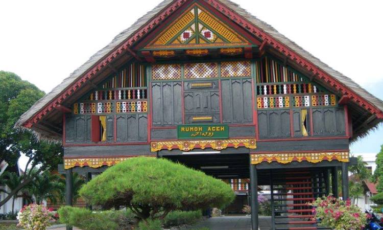 Rumah Krong Bade atau Rumoh Aceh merupakan rumah adat yang berasal dari Aceh memiliki ornamen serta ukiran yang indah