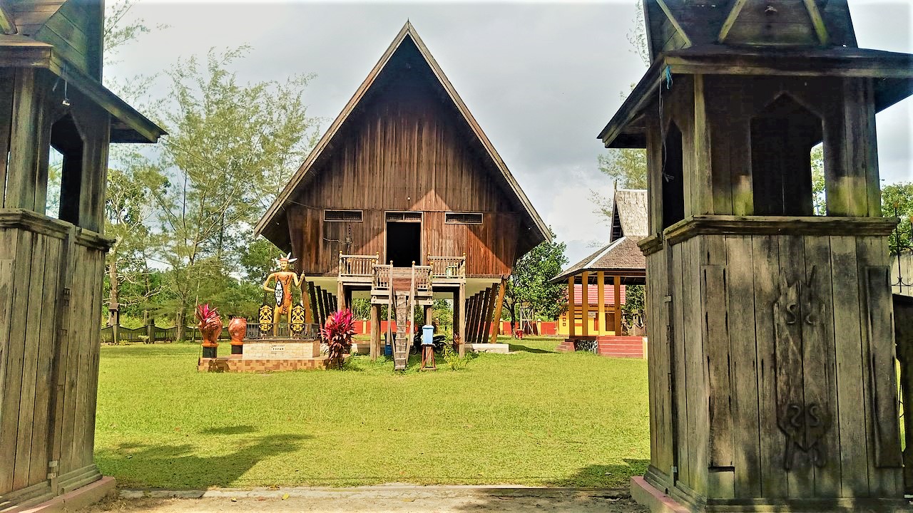 4 Jenis Rumah Adat Kalimantan Barat: Radakng, Melayu, Baluk, dan Panjae