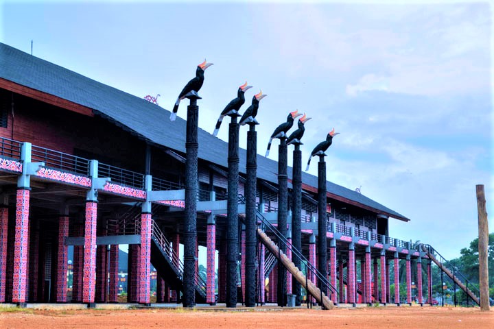 Rumah betang rakdakng adat kalimantan barat