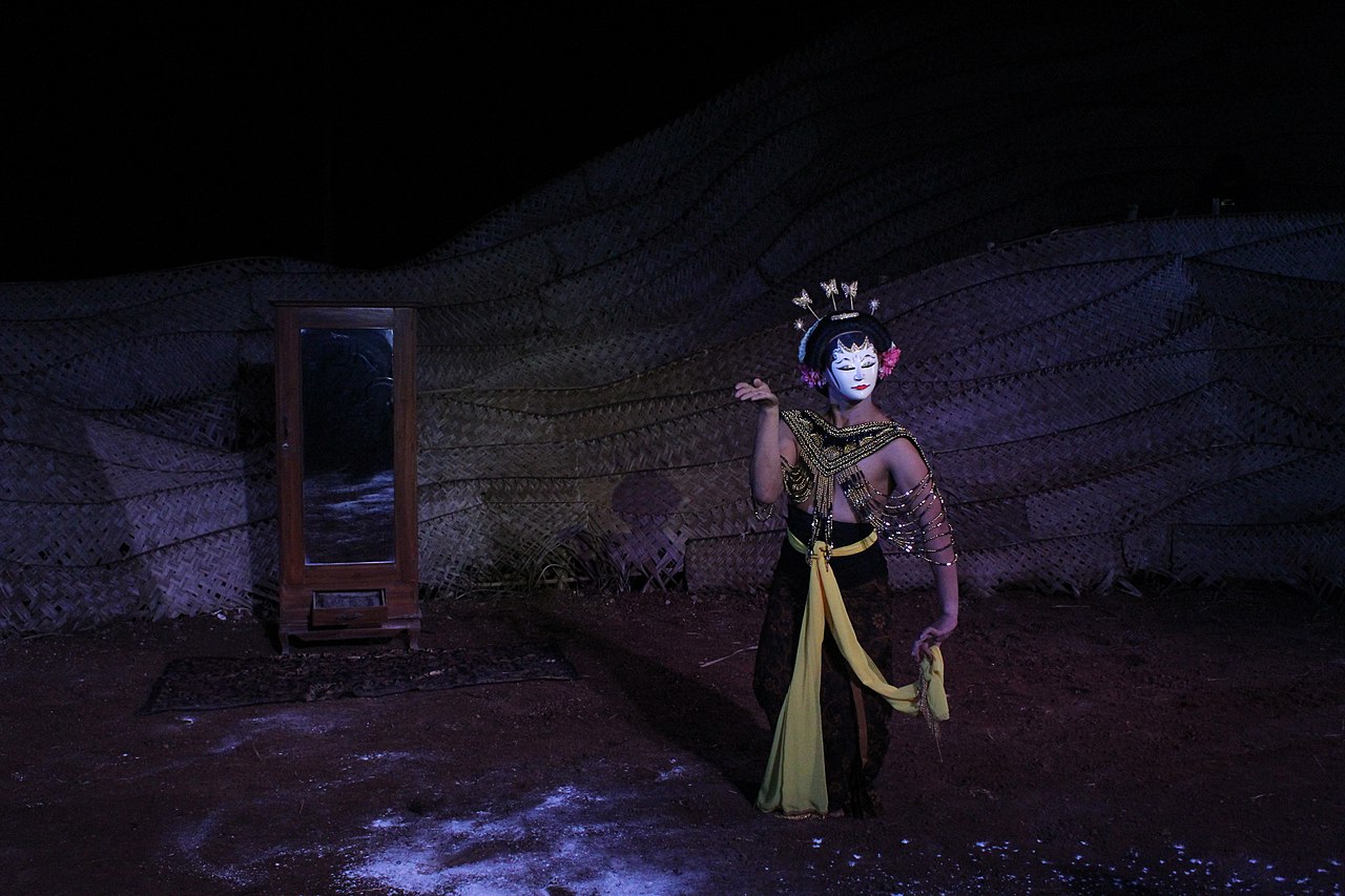 Rianto dalam busana tarian Lengger | Riza Arif Nur Saputra/Wikimedia Commons