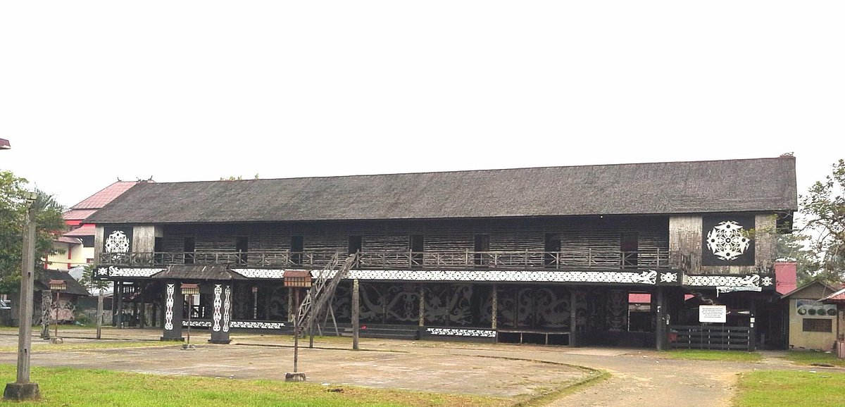Rumah betang rumah adat kalbar