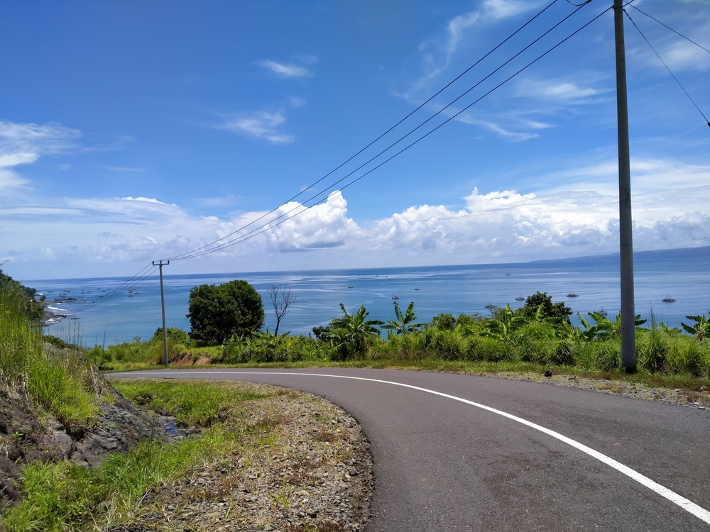 Akses jalan ke kawasan Geopark Ciletuh | Aa Razza/Shutterstock