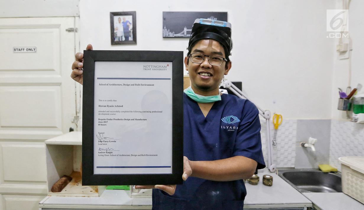 Rizwan Ilyasin dan sertifikat sebagai okularis dari Nottingham Trent University di Inggris | Fery Pradolo/Liputan6.com