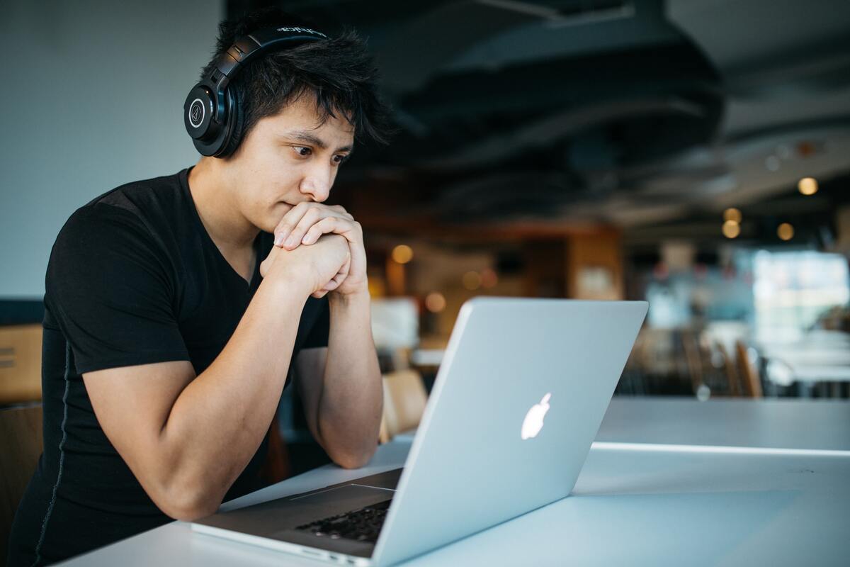 Artikel adalah karya tulis lengkap, sedangkan jurnal khusus memuat artikel dalam bidang ilmu tertentu | Foto: Unsplash (Wes Hicks)