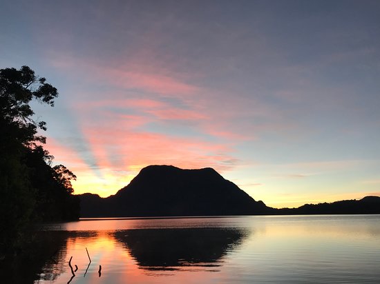 Pemandangan Danau Gunung Tujuh di Sore Hari