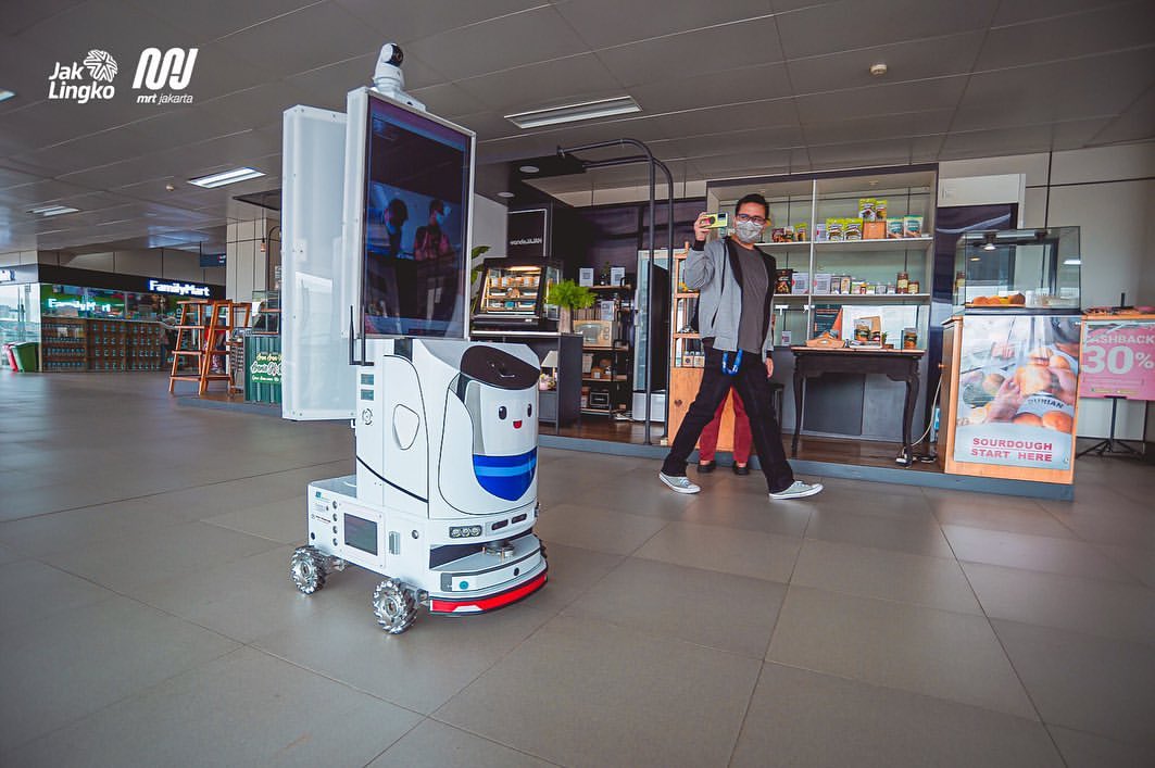 Robot DINA Patroli di Stasiun MRT Lebak Bulus | Foto: instagram.com/mrtjkt