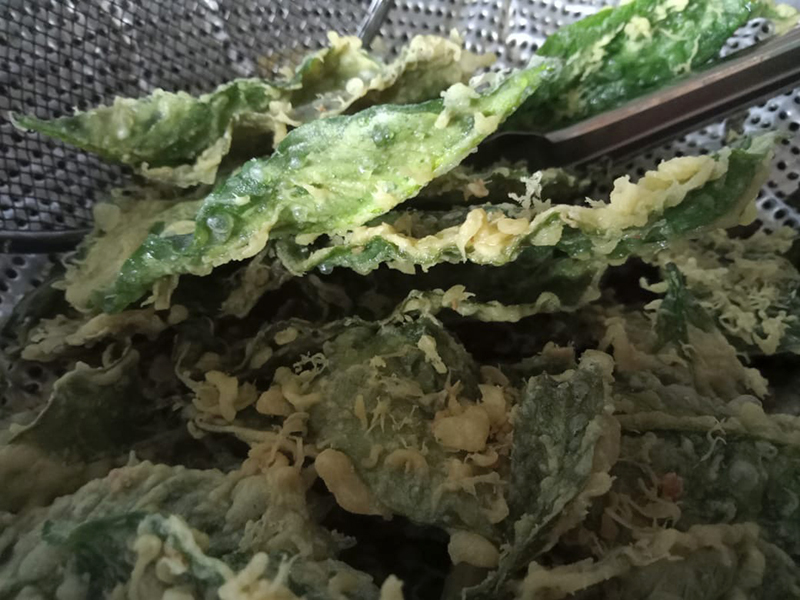 Inilah peyek daun kopi setelah digoreng. Foto: Ahmad Supardi