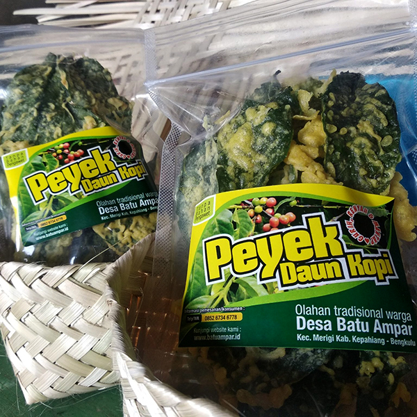 Peyek daun kopi yang sudah dikemas ini menjadi oleh-oleh andalan Desa Batu Ampar, Kepahiang, Bengkulu. Foto: Ahmad Supardi