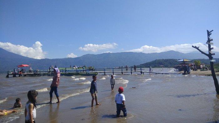 Salah Satu Kegiatan Wisatawan di Pantai Pasir Panjang