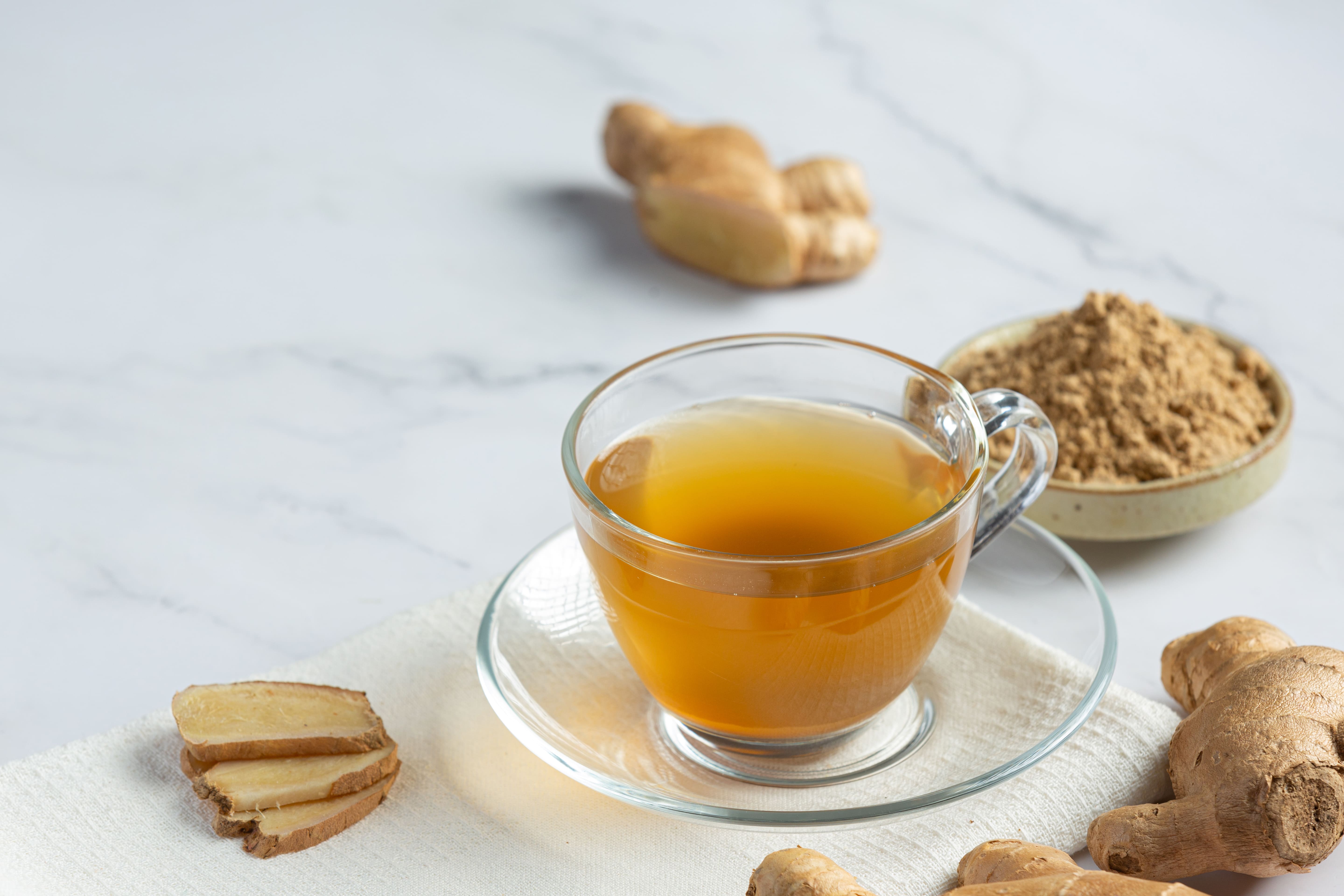 Seduhan jahe dengan air hangat menghasilkan minuman yang dapat menghangatkan tubuh