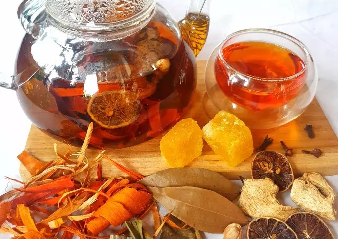 Minuman dengan berbagai macam rempah-rempah yang dicampur menjadi satu. Biasanya dikenal dengan wedang uwuh