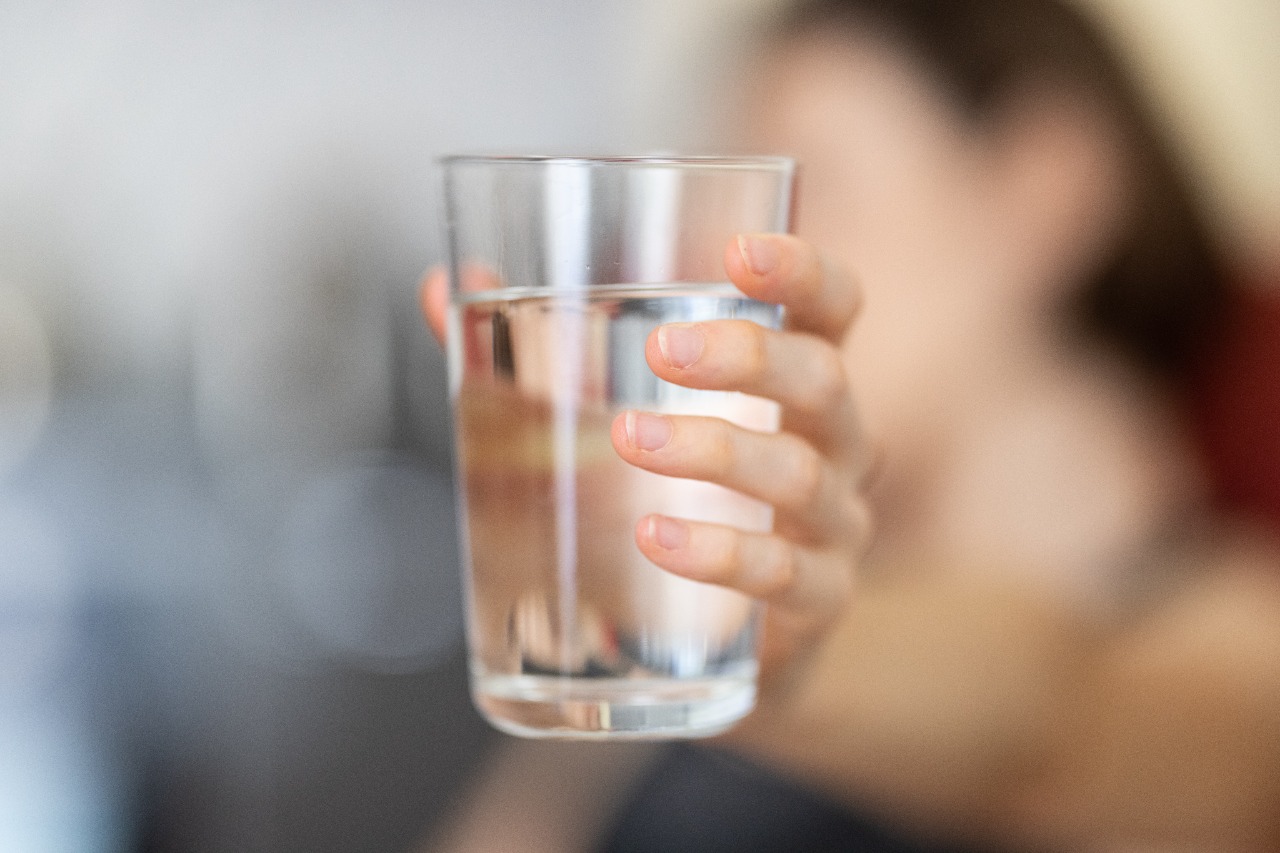 Minum Air Putih | Foto: Engin Akyurt