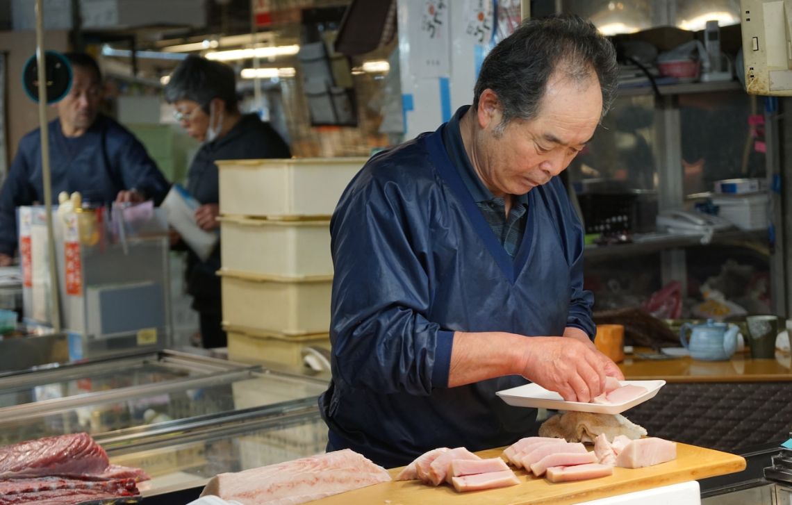 ilustrasi penjual daging ikan di Jepang